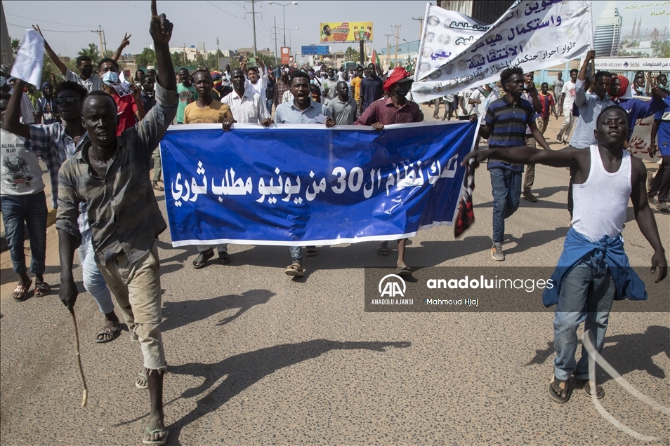 Sudan'da binlerce kişi hükümetin feshi talebiyle gösteri düzenledi
