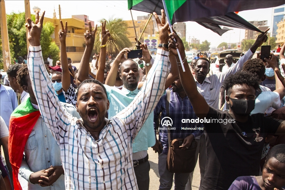Sudan'da binlerce kişi hükümetin feshi talebiyle gösteri düzenledi
