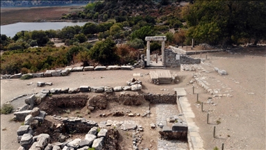 Liman kenti Kaunos'taki Bizans kilisesi ve mezarlar gün yüzüne çıkarılıyor