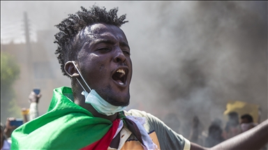 Sudan'da binlerce kişi hükümetin feshi talebiyle gösteri düzenledi