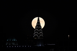 La luna llena adorna el cielo de Nueva York, EEUU