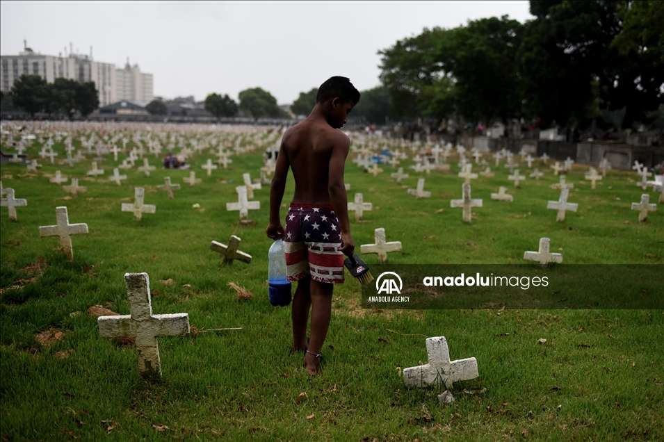 Los niños que trabajan en los cementerios de Río de Janeiro limpiando tumbas y pintando cruces 3