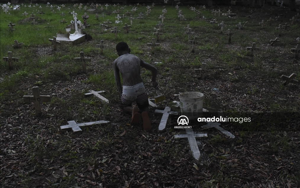 Los niños que trabajan en los cementerios de Río de Janeiro limpiando tumbas y pintando cruces 8