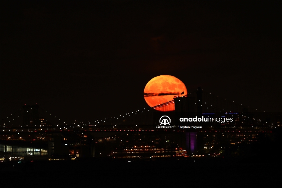 Pun Mjesec na nebu iznad New Yorka 