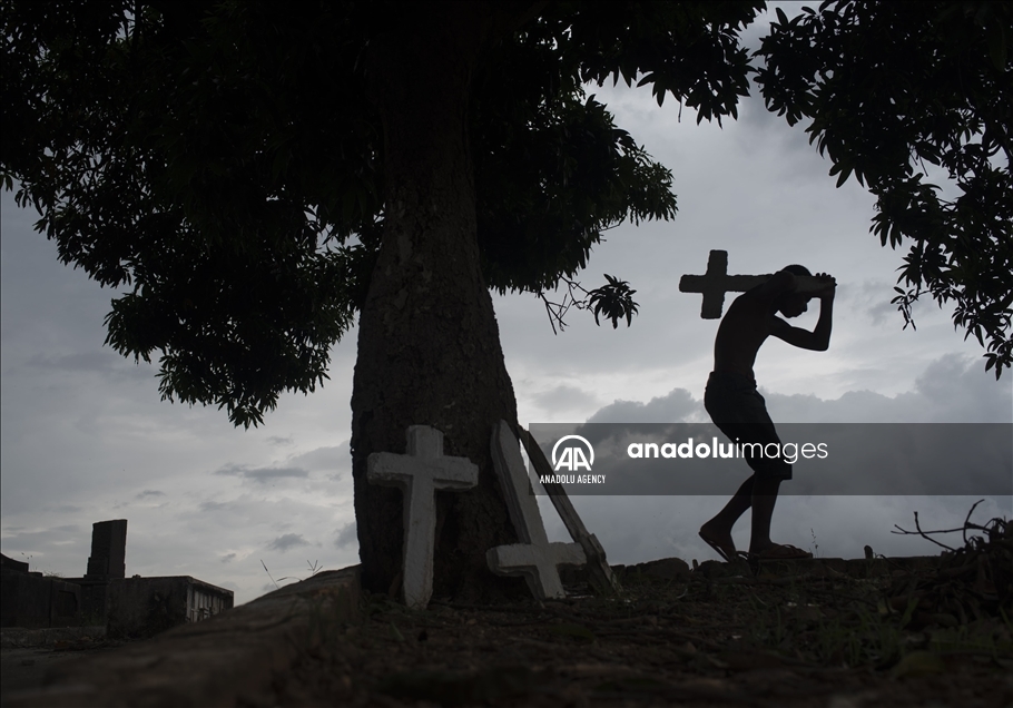 Los niños que trabajan en los cementerios de Río de Janeiro limpiando tumbas y pintando cruces 9