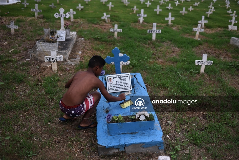 Los niños que trabajan en los cementerios de Río de Janeiro limpiando tumbas y pintando cruces 2