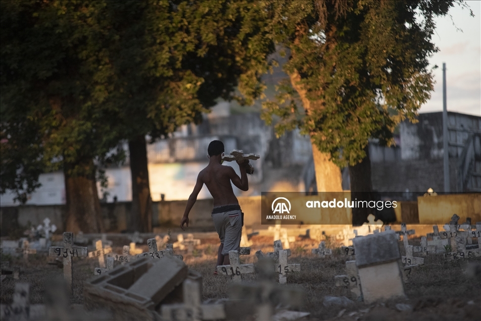 Los niños que trabajan en los cementerios de Río de Janeiro limpiando tumbas y pintando cruces 6