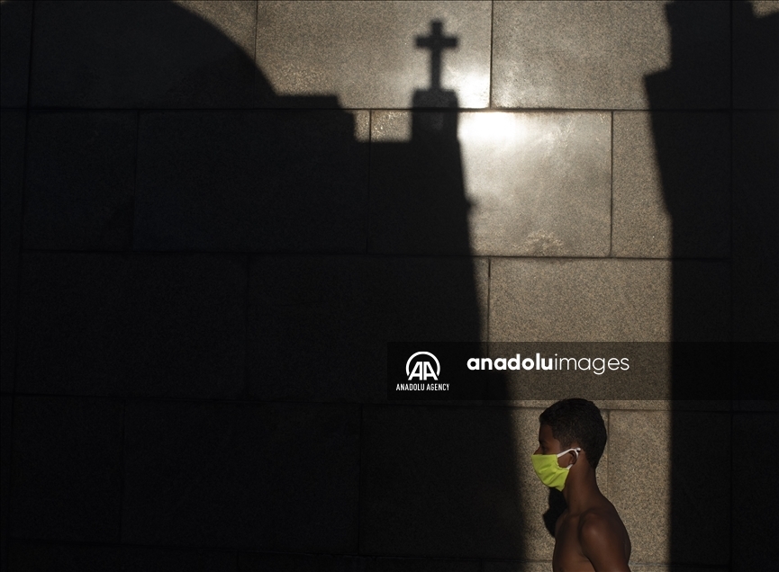 Los niños que trabajan en los cementerios de Río de Janeiro limpiando tumbas y pintando cruces 7