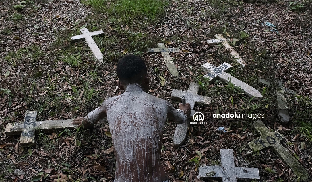 Los niños que trabajan en los cementerios de Río de Janeiro limpiando tumbas y pintando cruces 5