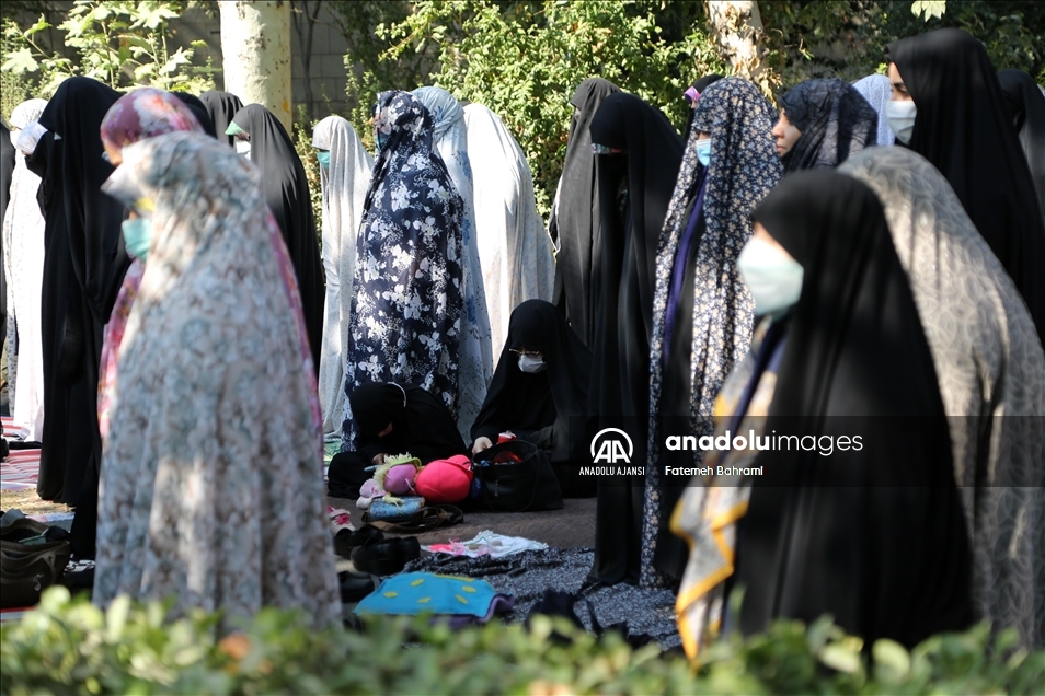 Tahran'da yaklaşık 2 yıl sonra ilk cuma namazı kılındı