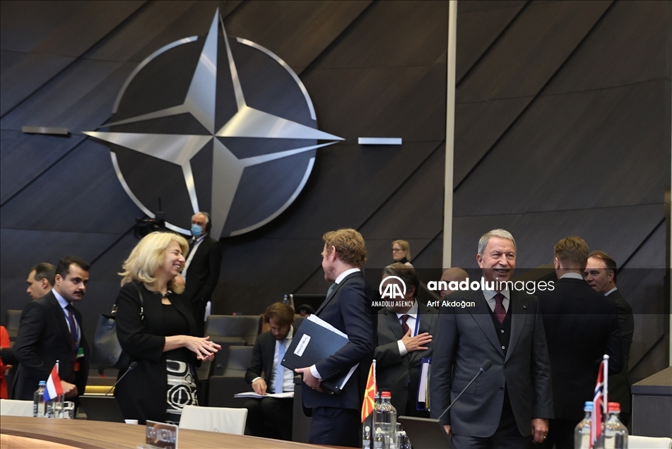 Глава Минобороны Турции участвует в заседании НАТО в Брюсселе