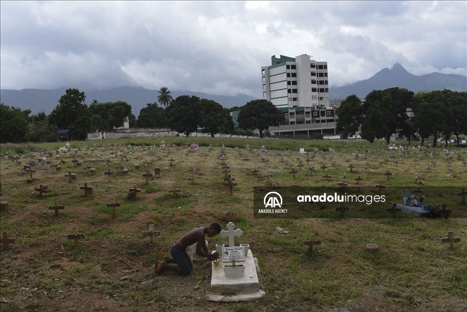 Los niños que trabajan en los cementerios de Río de Janeiro limpiando tumbas y pintando cruces
