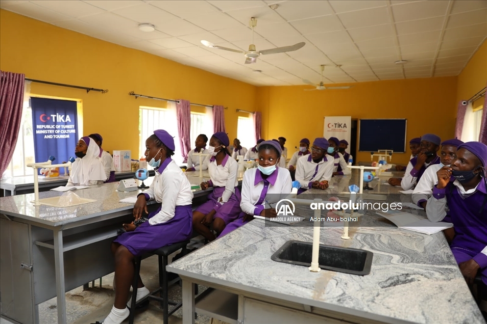 "تيكا" التركية تجدد مختبرات ثانوية في نيجيريا