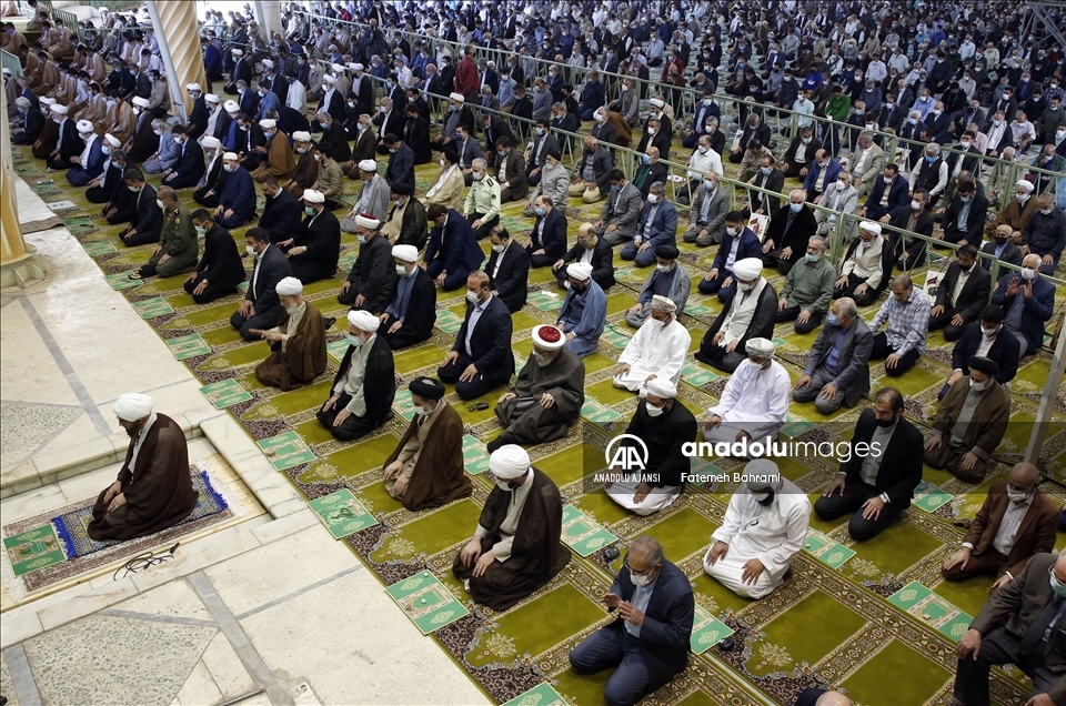 Tahran'da yaklaşık 2 yıl sonra ilk cuma namazı kılındı