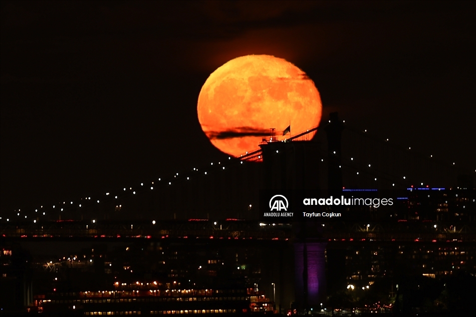 Pun Mjesec na nebu iznad New Yorka 