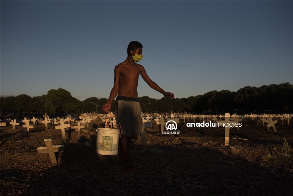 Los niños que trabajan en los cementerios de Río de Janeiro limpiando tumbas y pintando cruces 10