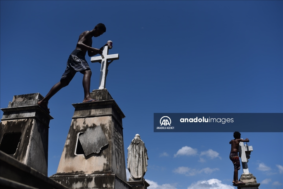 Los niños que trabajan en los cementerios de Río de Janeiro limpiando tumbas y pintando cruces 13