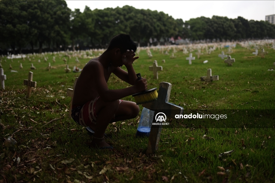 Los niños que trabajan en los cementerios de Río de Janeiro limpiando tumbas y pintando cruces 1