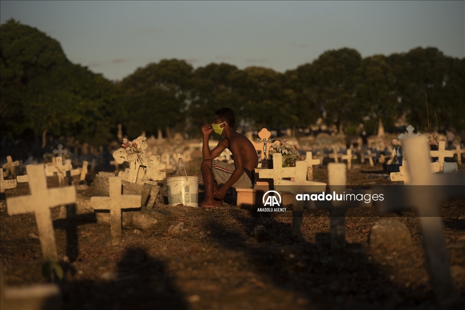 Los niños que trabajan en los cementerios de Río de Janeiro limpiando tumbas y pintando cruces 11