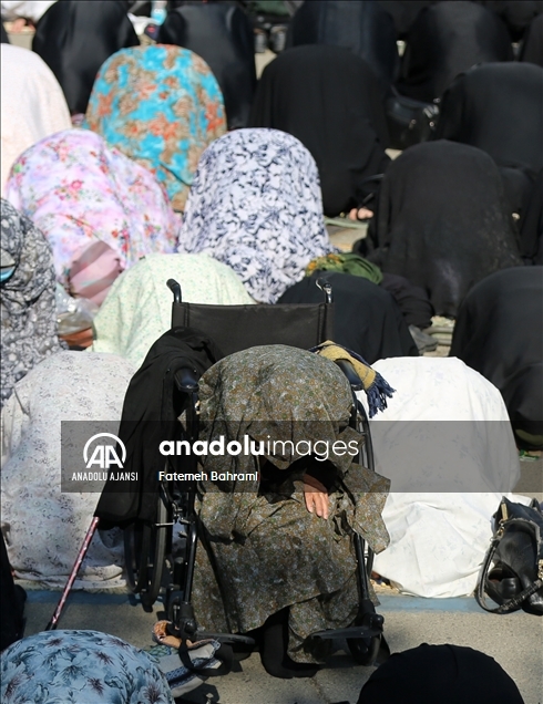 Tahran'da yaklaşık 2 yıl sonra ilk cuma namazı kılındı