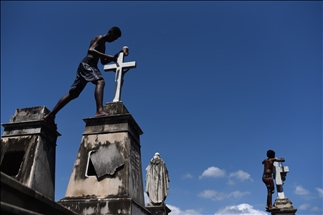 Los niños que trabajan en los cementerios de Río de Janeiro limpiando tumbas y pintando cruces