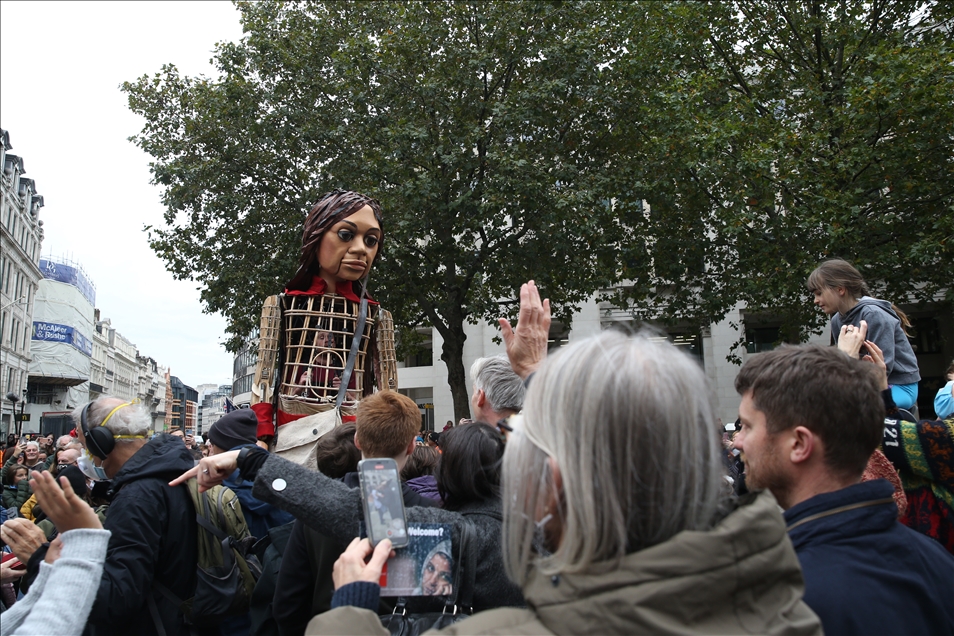Mülteci çocukların simgesi kukla Küçük Amal, Londra'ya ulaştı