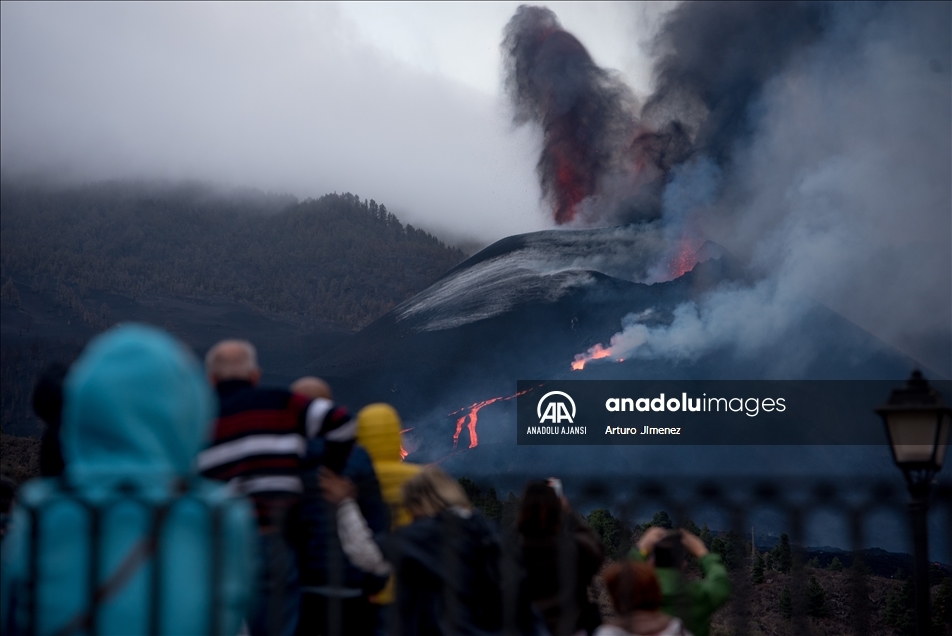 La Palma Adası'nda volkandan çıkan lavlar 2 binden fazla binayı kül etti