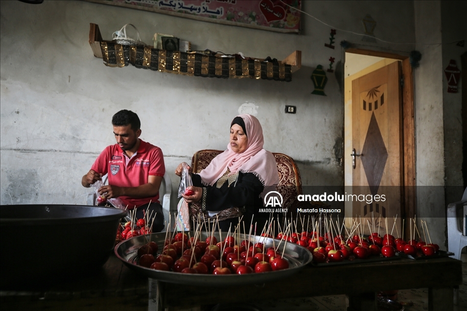 بـ"حلوى العنبر".. فلسطينية تواجهه صعوبات الحياة في غزة