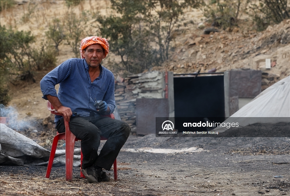 Mangal kömürü için ateş başında gece gündüz mesai yapıyorlar