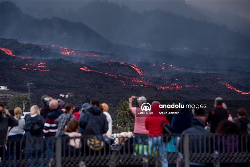La Palma Adası'nda volkandan çıkan lavlar 2 binden fazla binayı kül etti