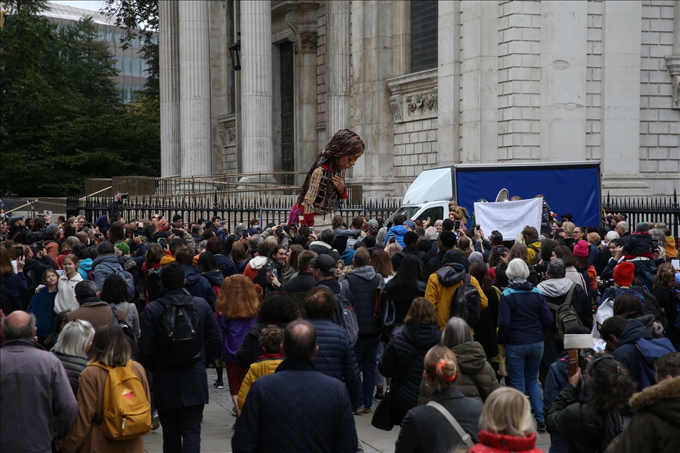 Mülteci çocukların simgesi kukla Küçük Amal, Londra'ya ulaştı