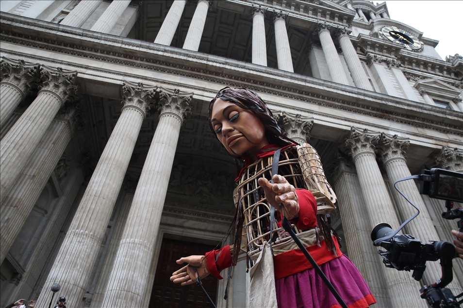 Mülteci çocukların simgesi kukla Küçük Amal, Londra'ya ulaştı