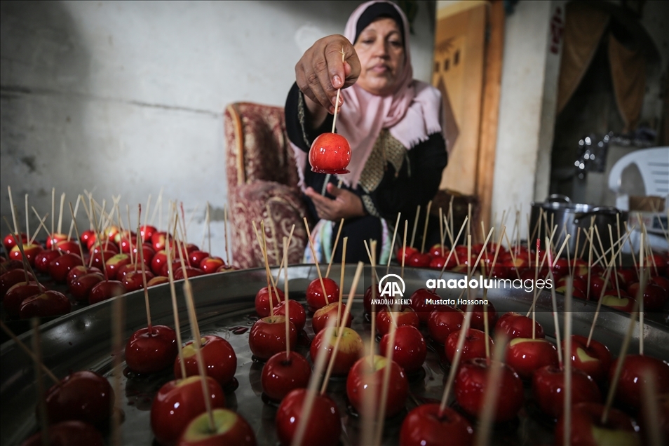 بـ"حلوى العنبر".. فلسطينية تواجهه صعوبات الحياة في غزة