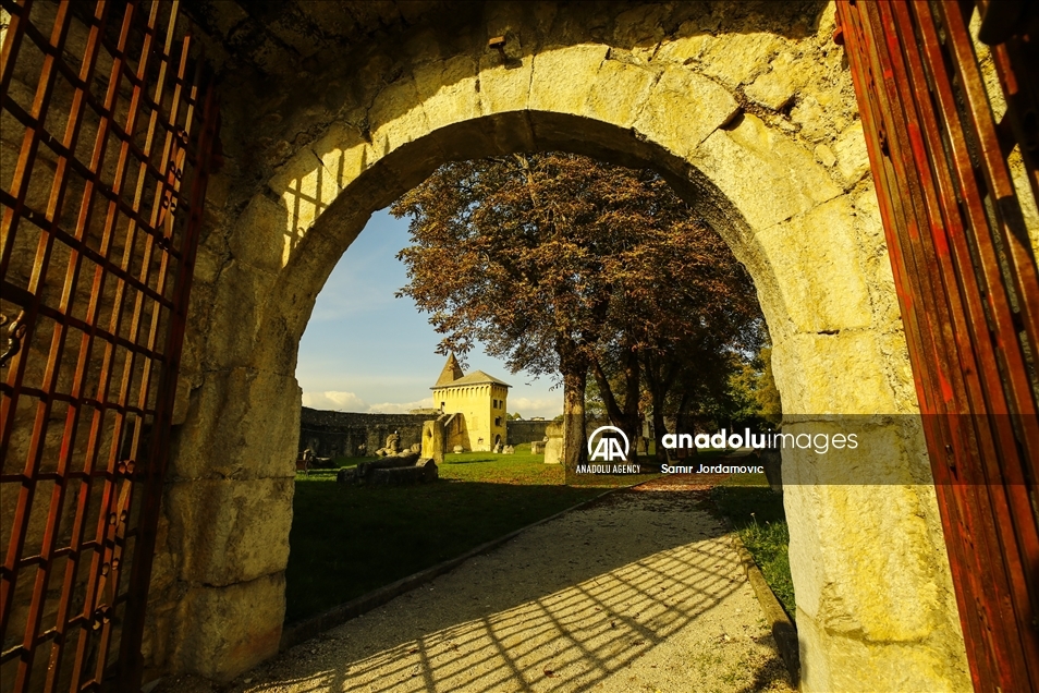 "أوستروزاك".. قلعة "رومانسية" في البوسنة والهرسك