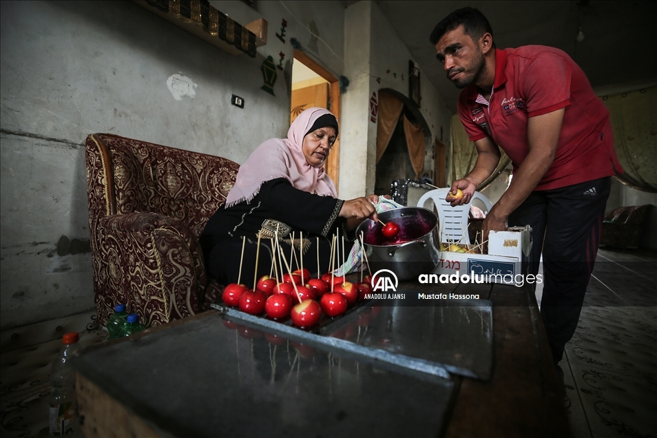 Gazze'de 13 nüfuslu aile elma şekeri satarak geçinmeye çalışıyor