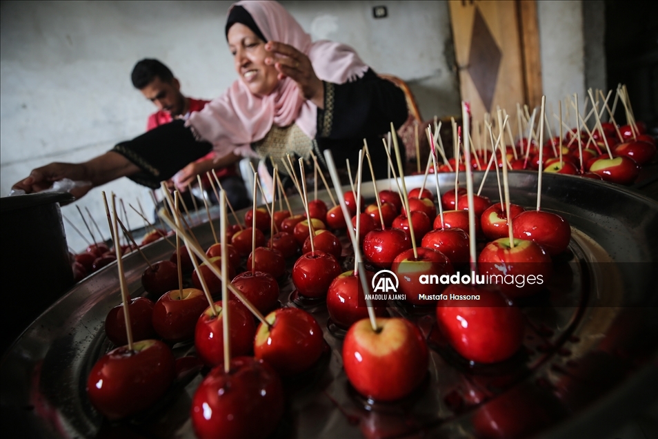 Gazze'de 13 nüfuslu aile elma şekeri satarak geçinmeye çalışıyor