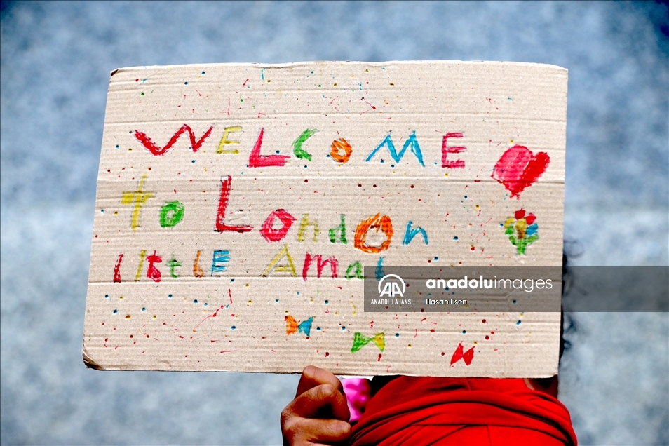 Mülteci çocukların simgesi kukla Küçük Amal, Londra'da
