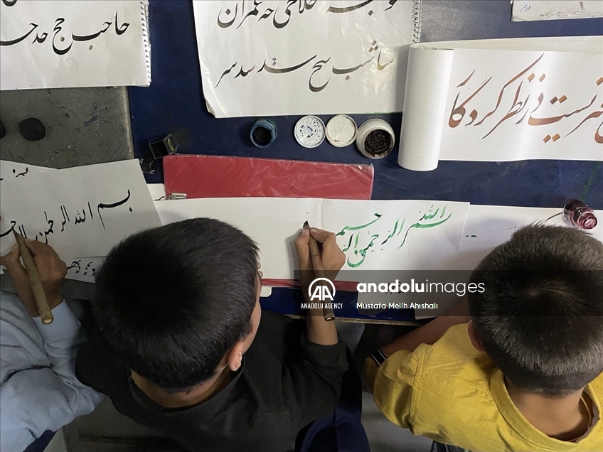 فعالیت آموزشگاه خوشنویسی در کابل با وجود شرایط سخت افغانستان