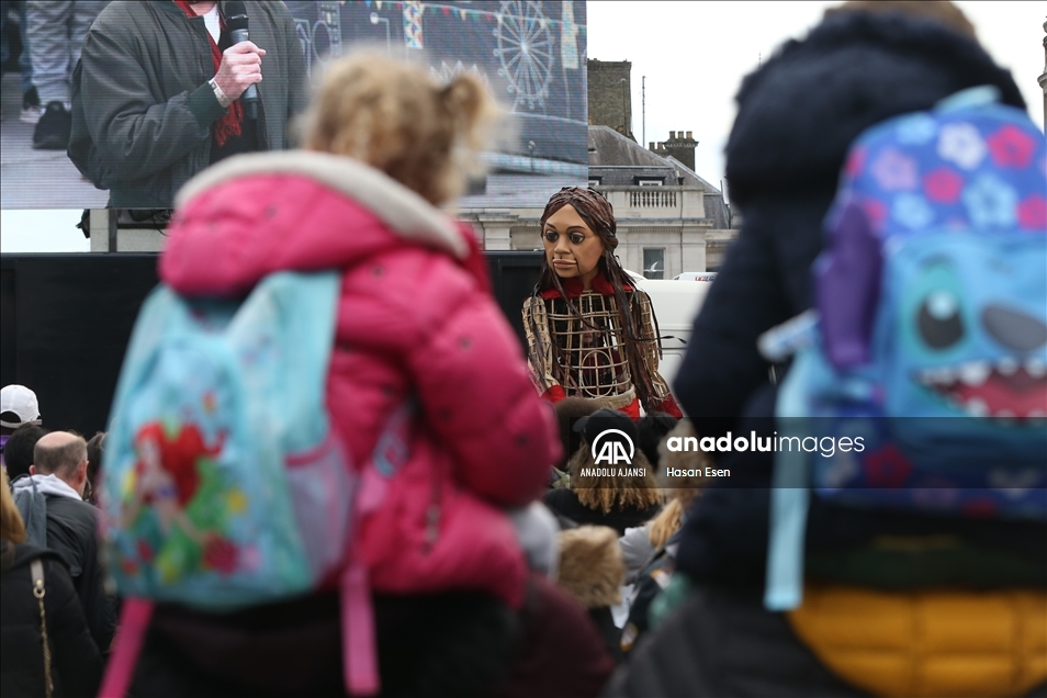 Mülteci çocukların simgesi kukla Küçük Amal, Londra'da