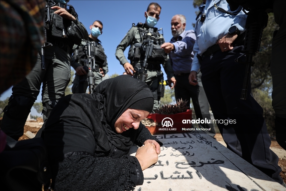 Kudüslü acılı anne İsrail'in Müslüman mezarlığındaki yıkımına oğlunun kabri başında tepki gösterdi: