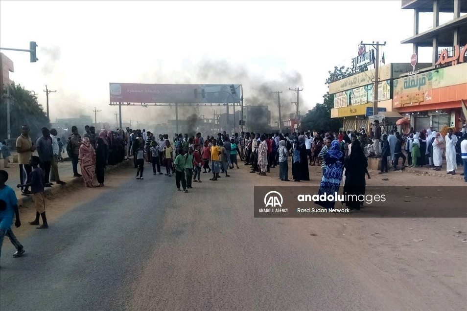 بعد اعتقال وزراء وسياسيين.. حشود من السودانيين تتظاهر بالخرطوم