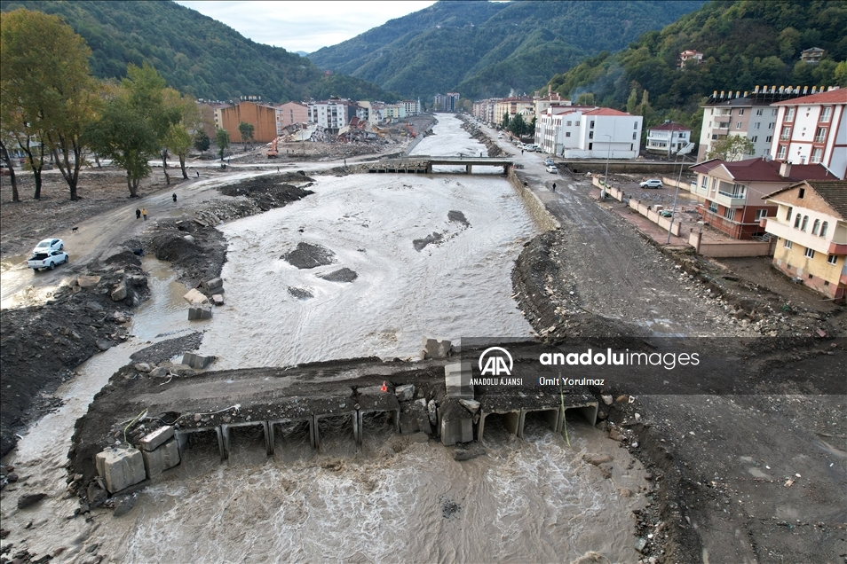 Bozkurt'ta yağışın ardından binaların bodrum katlarına dolan su tahliye edildi