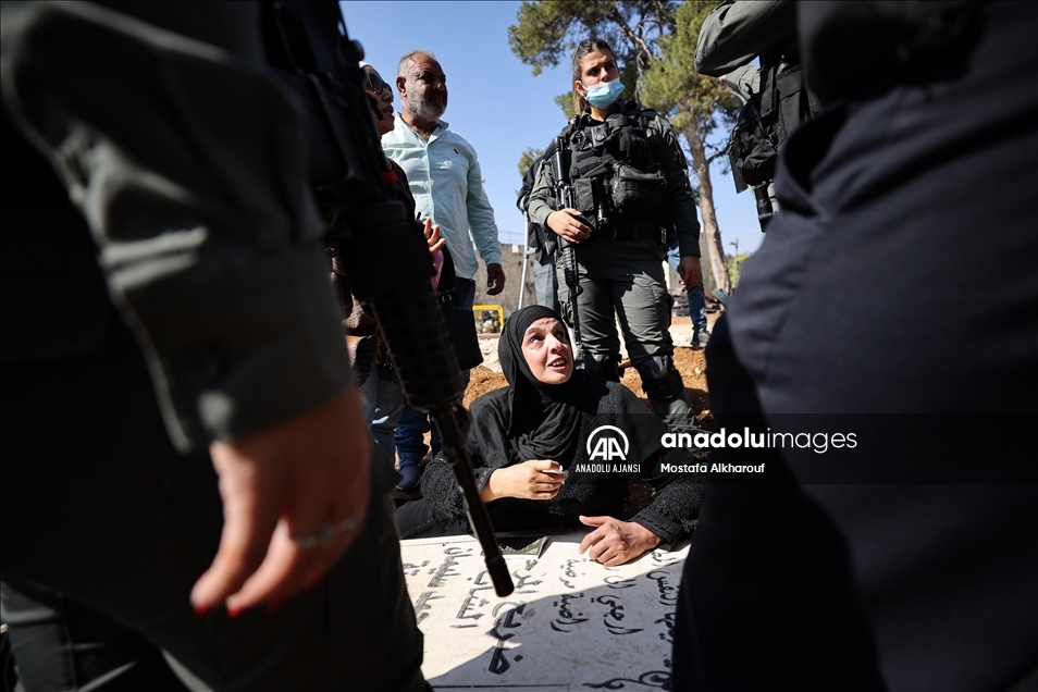 Kudüslü acılı anne İsrail'in Müslüman mezarlığındaki yıkımına oğlunun kabri başında tepki gösterdi: