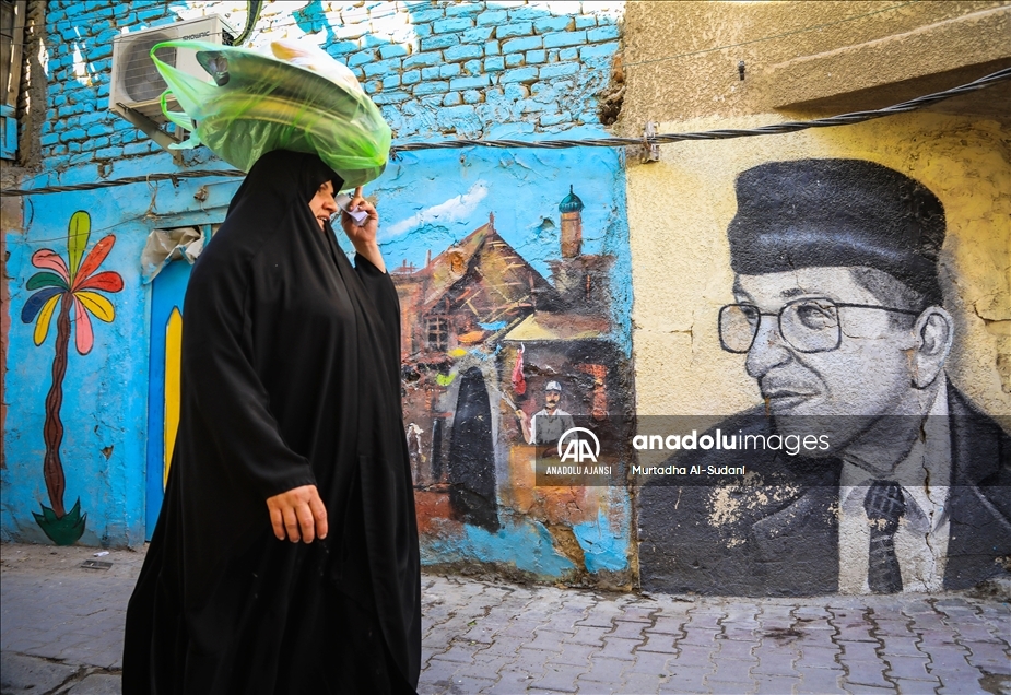 Bağdat'ın köhne sokakları gönüllü gençlerin renkli çizimleriyle canlanıyor