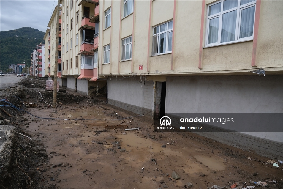 Bozkurt'ta yağışın ardından binaların bodrum katlarına dolan su tahliye edildi