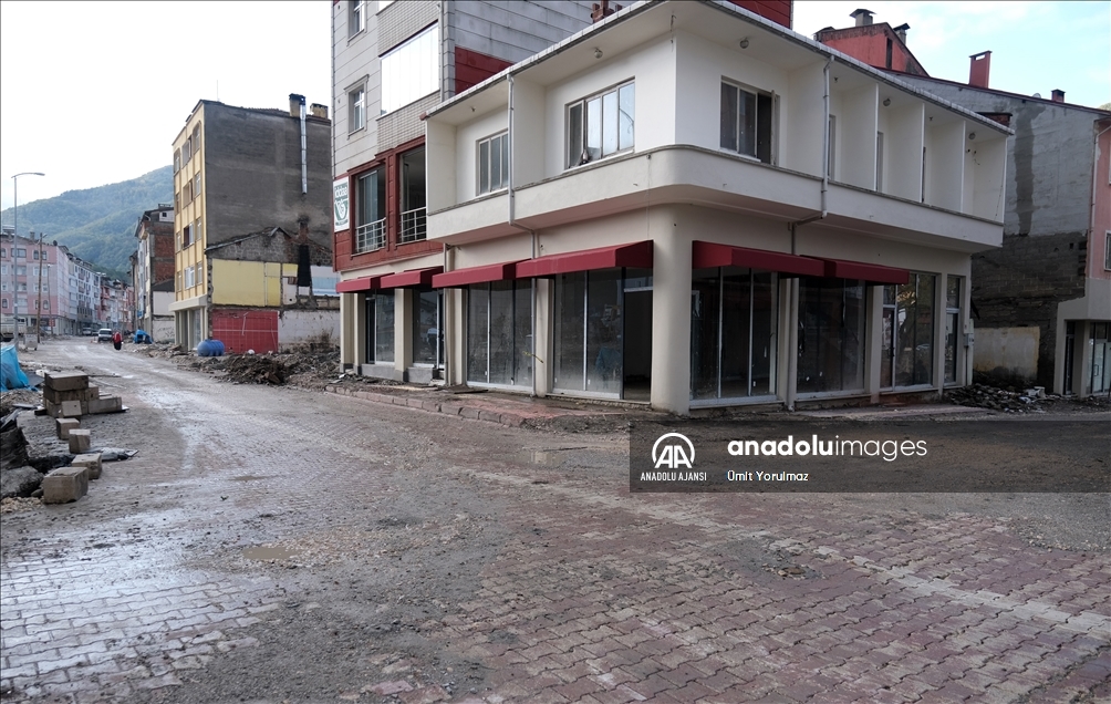 Bozkurt'ta yağışın ardından binaların bodrum katlarına dolan su tahliye edildi