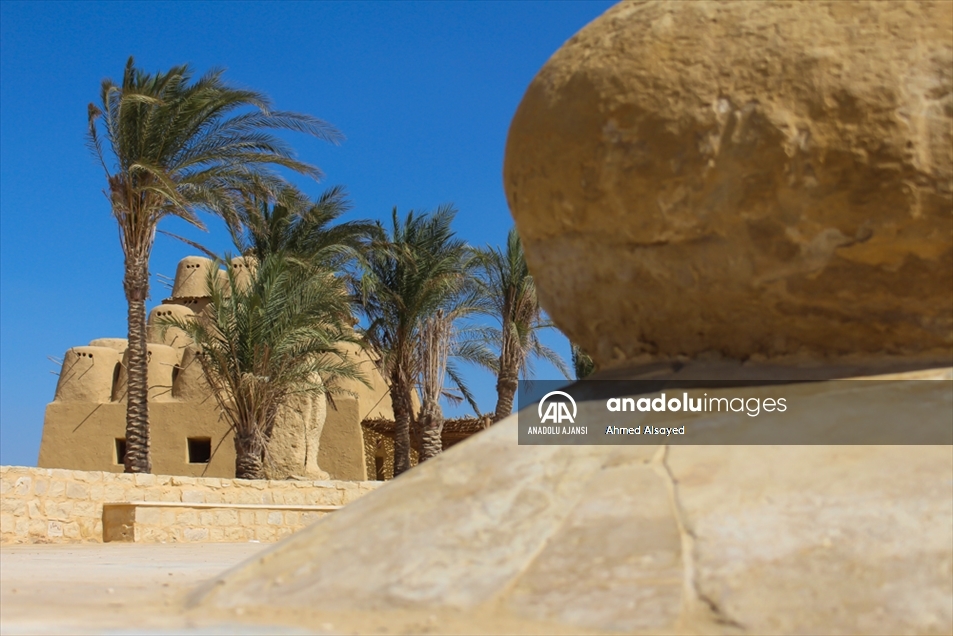 Mısır çölünde oluşan doğa harikası: "Reyyan Vadisi Şelalesi"