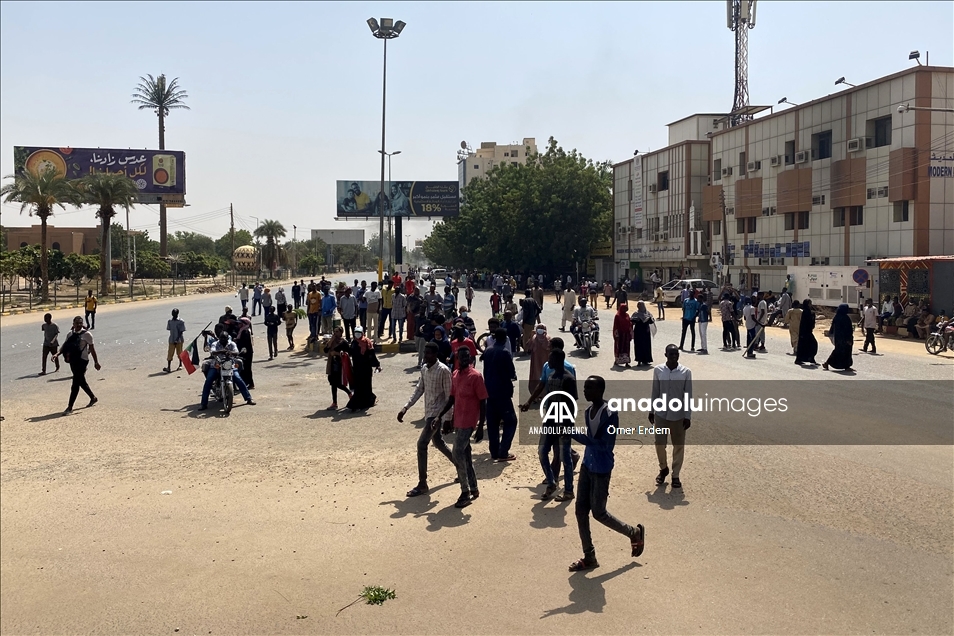 بعد اعتقال وزراء وسياسيين.. حشود من السودانيين تتظاهر بالخرطوم