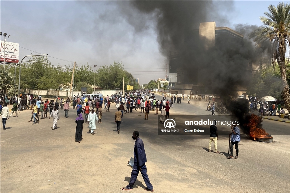 بعد اعتقال وزراء وسياسيين.. حشود من السودانيين تتظاهر بالخرطوم