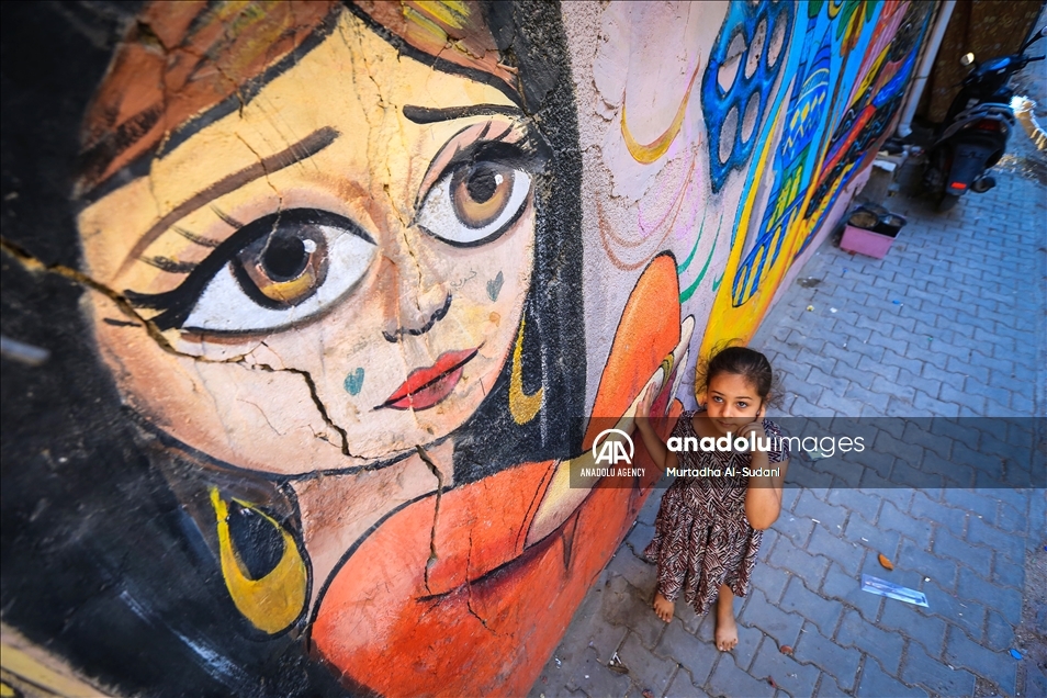 Volunteers paint murals on walls in Baghdad to give hope